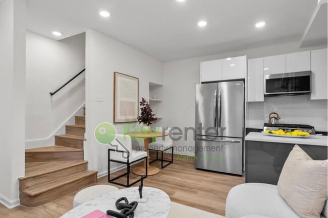 Building Photo - Rare Renovated 3BR/2BA Townhouse with Private Yard & NYC Views
