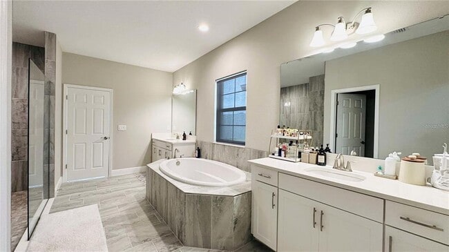 Building Photo - 12661 Oak Hill Way