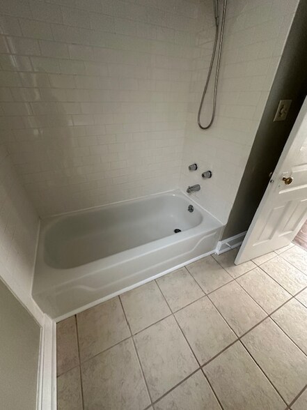 Building Photo - 919 E Clarke St