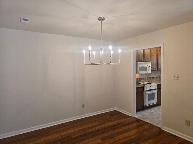 Building Photo - Meticulously Kept 2BR, 3BA Townhome with D...