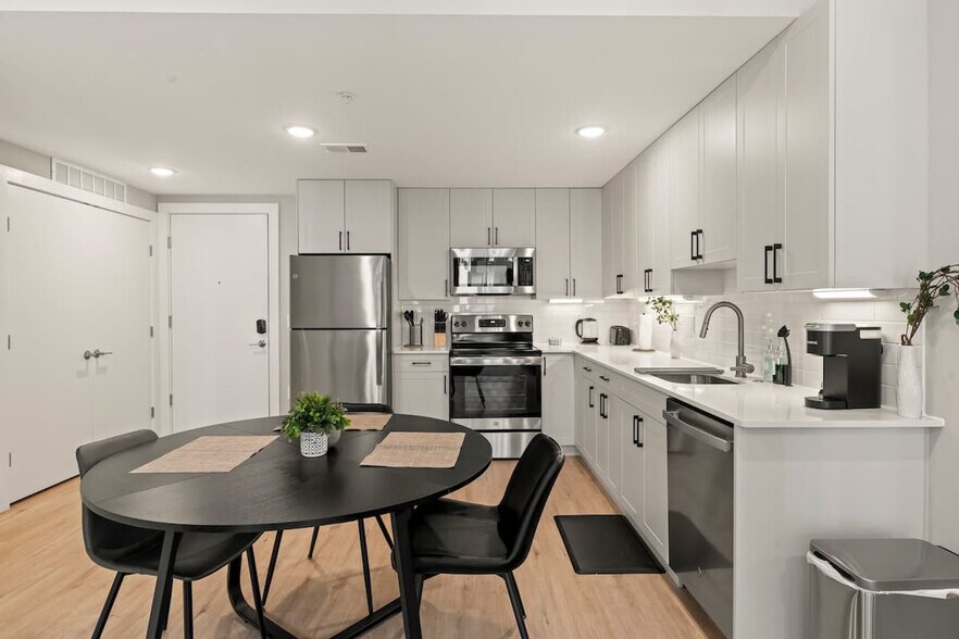 Building Photo - 901 Canal St