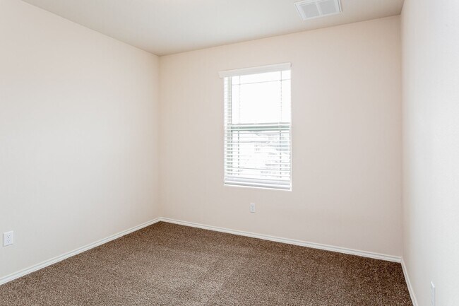 Building Photo - 3 Bedrooms, 2.5 Bathrooms – Stylish and Co...