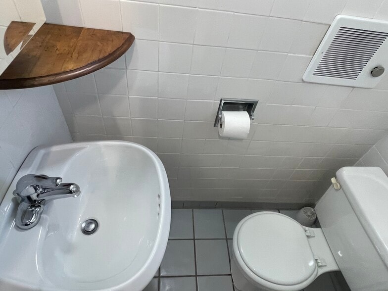 Building Photo - 440 E 42nd St