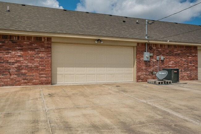 Building Photo - Three bedroom townhome in Tradewinds