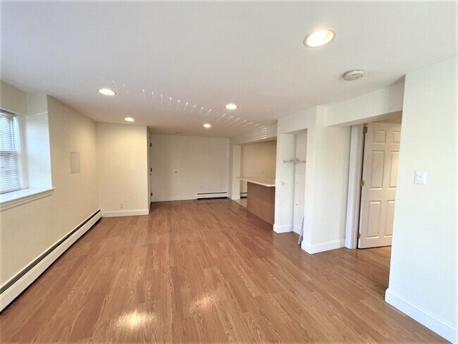 Building Photo - 146 Hibbert St