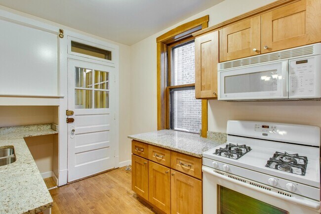 Building Photo - 1434 W Thorndale Ave