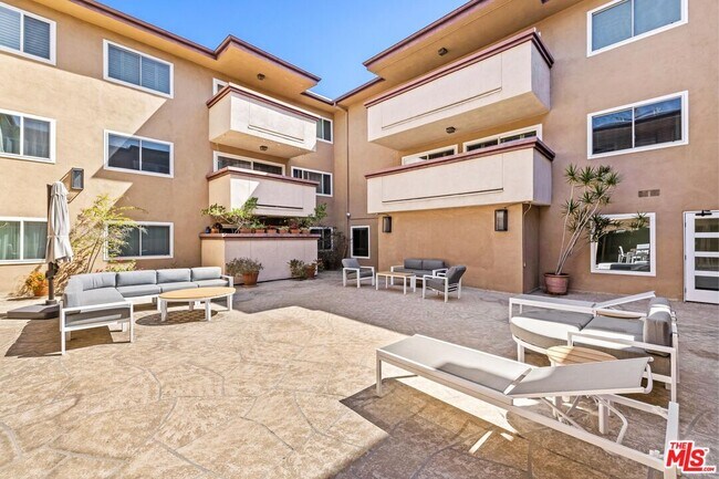 Building Photo - 1121 N Olive Dr