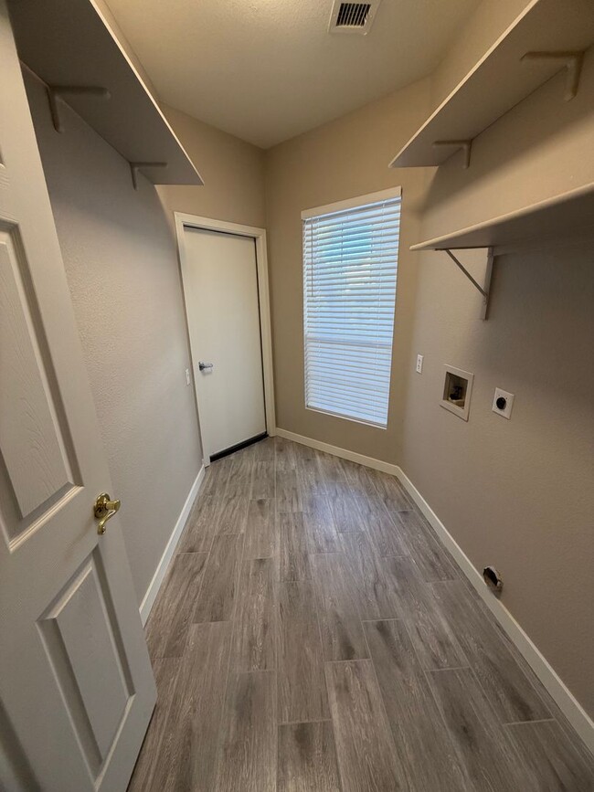 Building Photo - UPDATED BEAUTY IN GARDEN LAKES