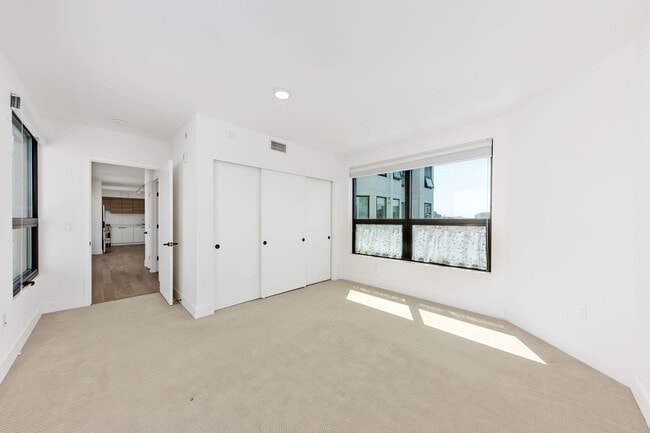 Building Photo - 719 Larkin St