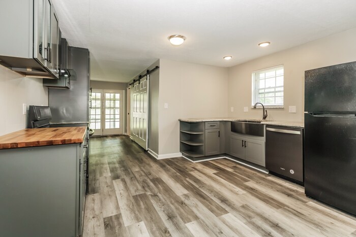 Building Photo - 4361 Hillcrest Dr