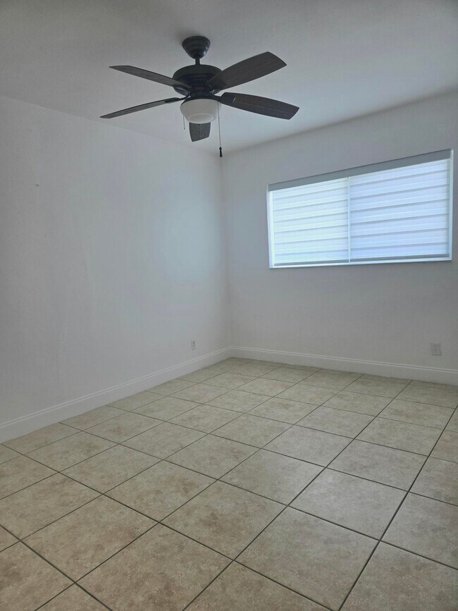 Building Photo - 806 N 31st Ct
