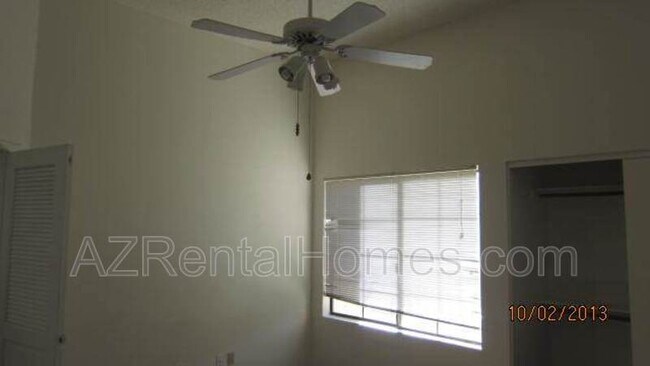Building Photo - 609 E Mesquite Cir