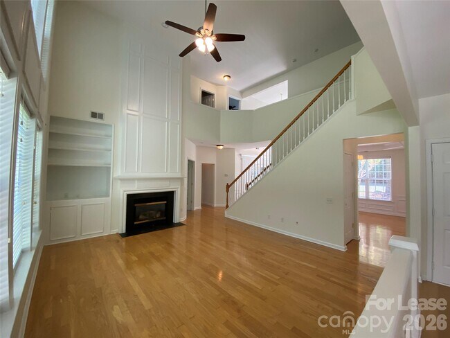 Building Photo - 9901 Hazelview Dr