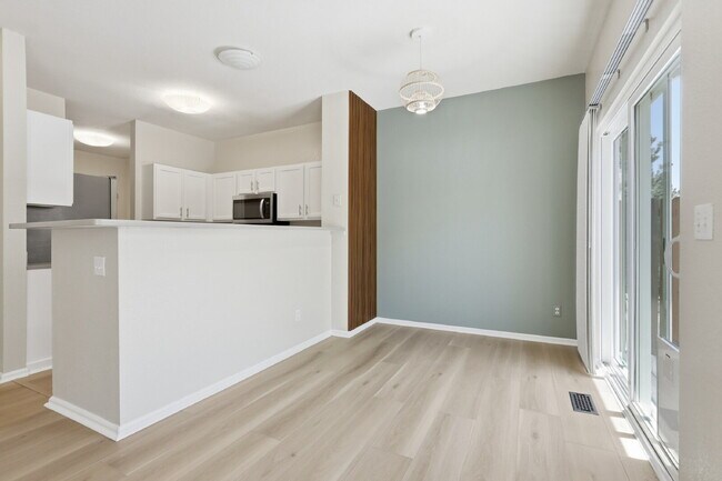 Building Photo - $2,735.95 - 3 Bed, 2.5 Bath Townhome in Aurora with In Unit Laundry!