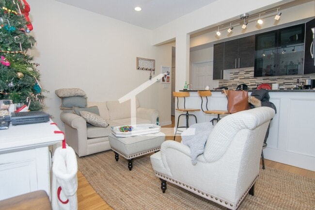 Building Photo - Nicely renovated 4 bed 2 bath unit in a prime spot in Brookline!