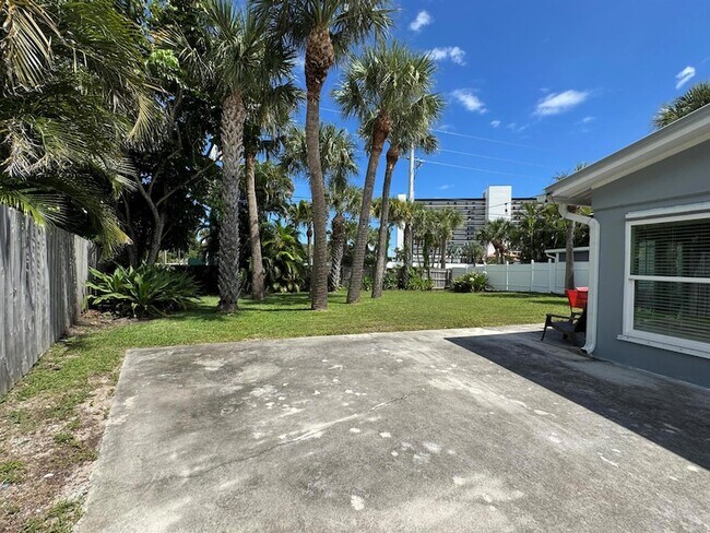Building Photo - 110 N Las Olas Dr