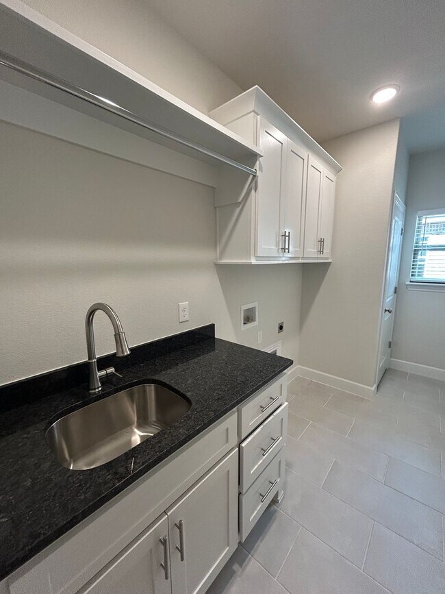 Building Photo - Beautiful Modern Home in Pea Ridge!