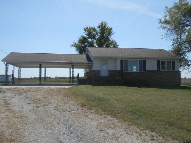 Building Photo - 3 Bed 2 Bath Farmhouse!