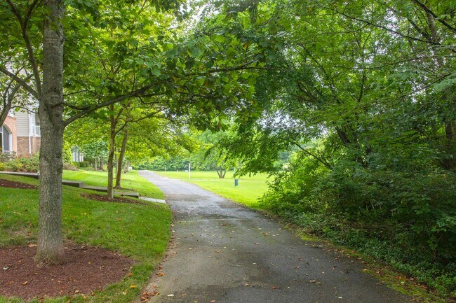 Building Photo - Beautiful Lenox Creekside Condo in Antioch