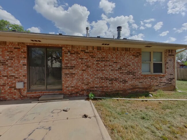 Building Photo - 1855 N Doreen St