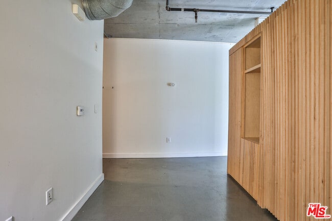 Building Photo - 645 W 9th St