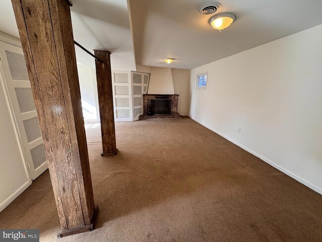 Building Photo - 2 Sundale Ln