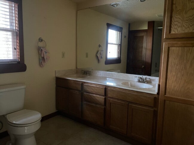 Building Photo - 3 Bedroom 1 Bathroom home. Available NOW!