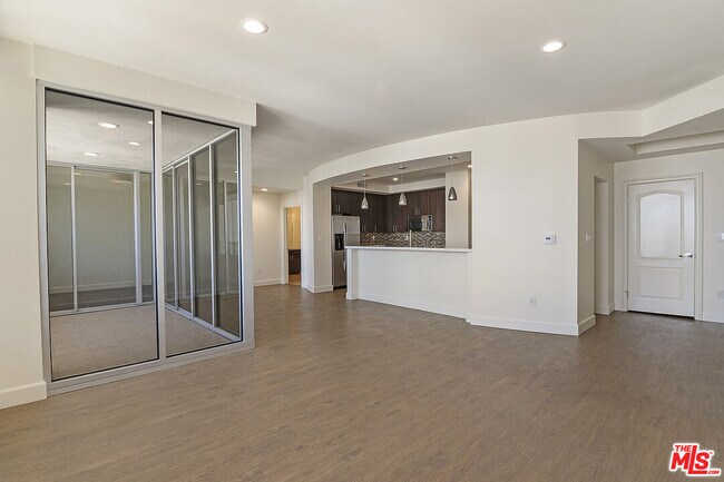 Building Photo - 735 Hauser Blvd