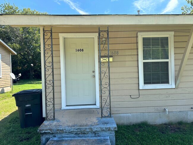 Primary Photo - Mulford Multi Family