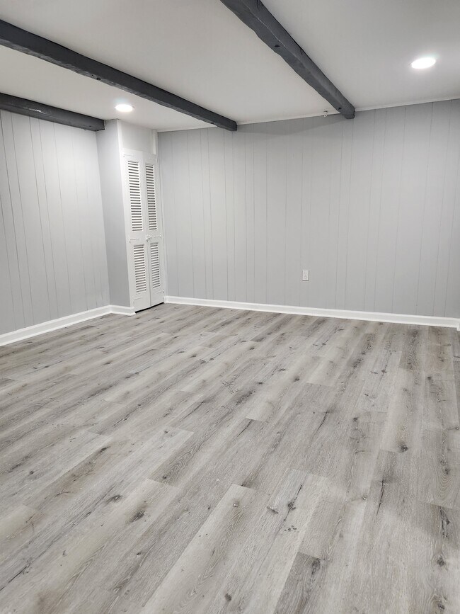 Building Photo - 1352 Walker Ave