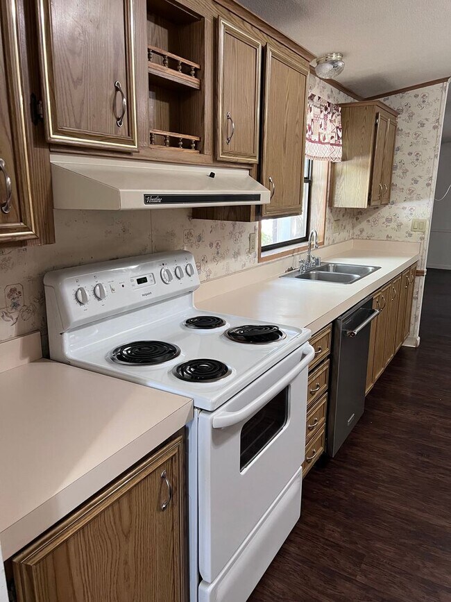 Building Photo - Country Setting 4-bedroom, 2-bathroom home!