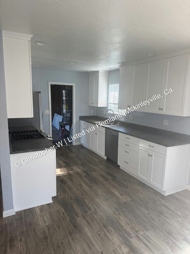 Building Photo - 1229 Fernwood Dr