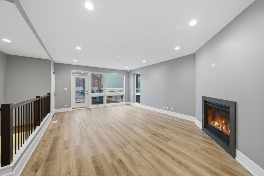 Building Photo - 308 W Evergreen Ave