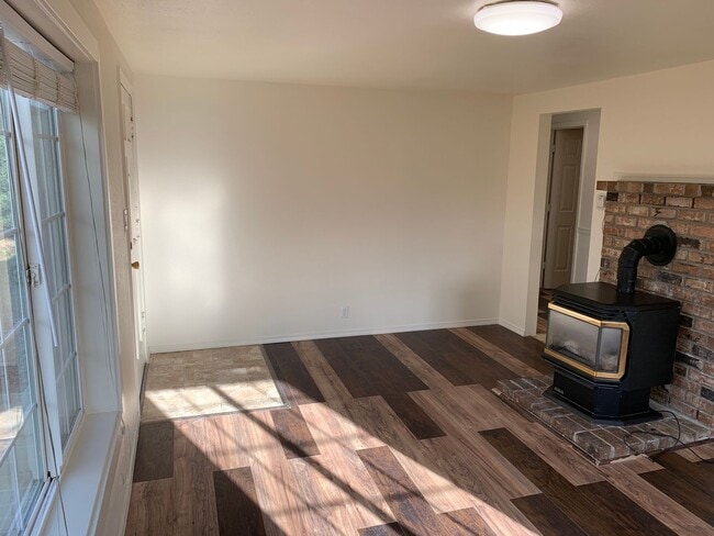 Building Photo - ~2 Bedroom House in Winston~