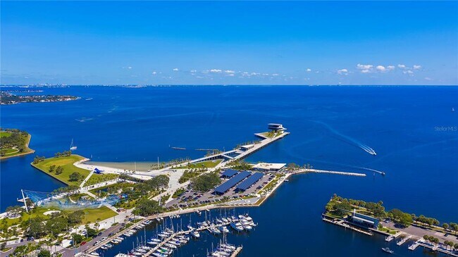 Building Photo - 1 Beach Dr SE