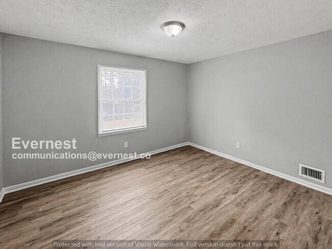 Building Photo - 4 Bed, 2 Bath Home with Garage / Pet-Friendly / Available Now!