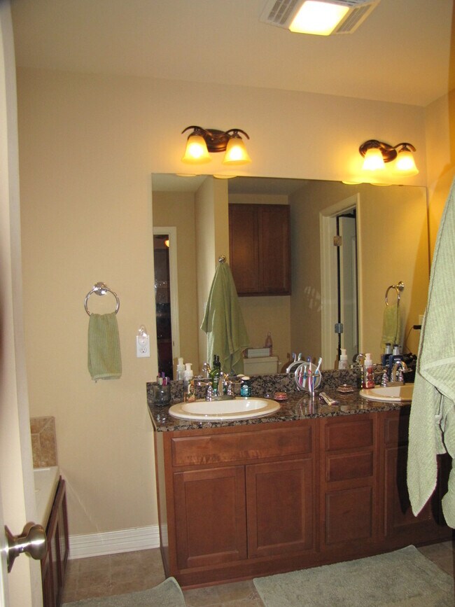 Building Photo - Savannah Place Beauty