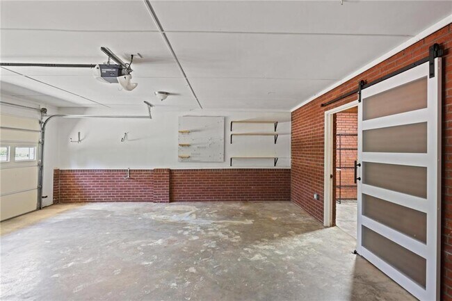 Building Photo - 2311 Robin Ln SE