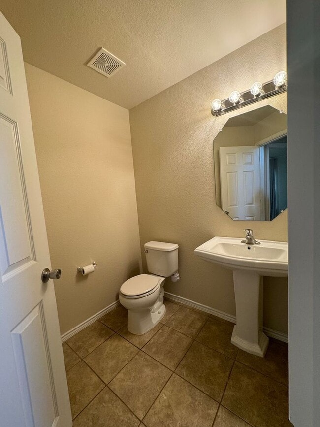 Building Photo - 4 bedroom located in Yowell Ranch!