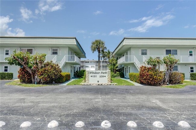 Building Photo - 121 Wettaw Ln