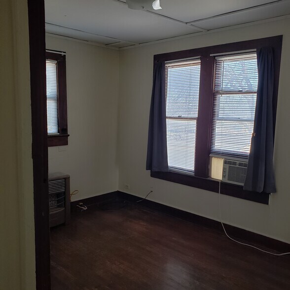 Building Photo - 715 N Main St