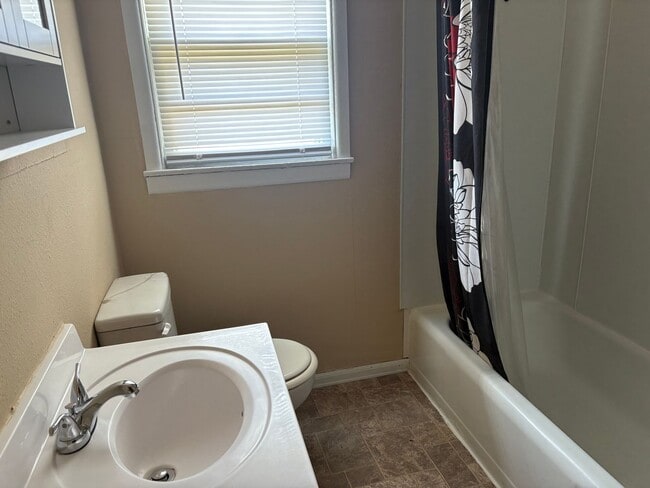 Building Photo - Cute 2 Bedroom 1 Bath Duplex