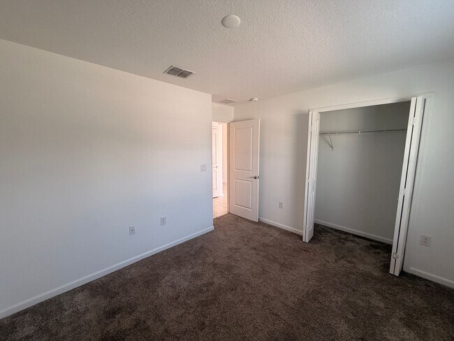 Building Photo - Single Family House Minutes to Davenport Posner Park Shopping Mall