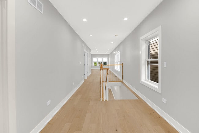 Building Photo - 4721 W Warwick Ave