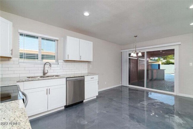 Building Photo - 521 W Pebble Beach Dr