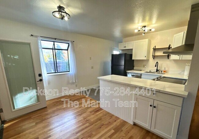 Building Photo - 640 James Ln