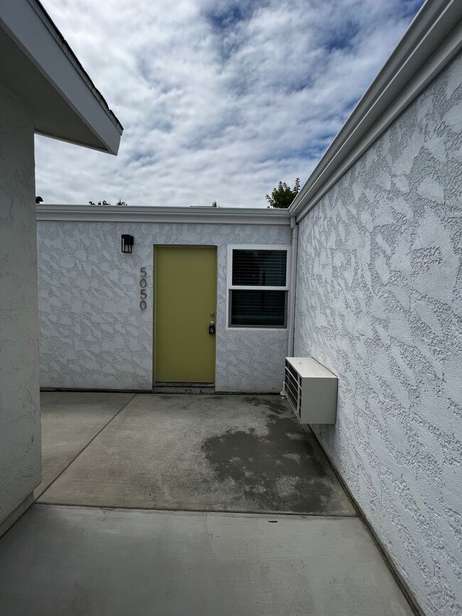 Building Photo - 4 bed 4 bath home near SDSU with SOLAR- lo...