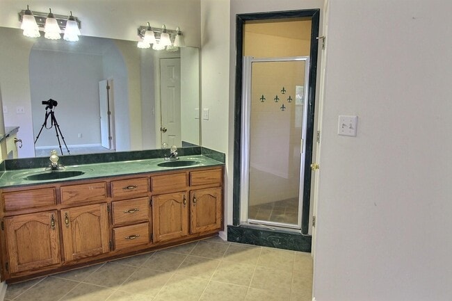 Building Photo - 275 Home Pl