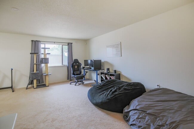 Building Photo - Spacious 3 Bedroom 2 bath with Solar Panels