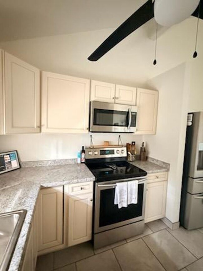 Building Photo - $3,500 / Month | 3 Bed / 2 Bath | Pets allowed